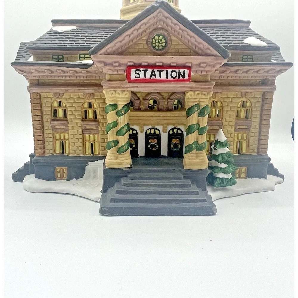 Victorian Village 1998 Station Building Christmas Holiday Decor-Tree missing